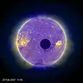 太陽の手前に黒く見える丸は、月の陰である。2007年2月25日にSTEREO-B より撮影した画像(映像)。