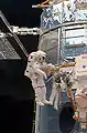 作業する宇宙飛行士