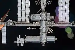 漆黒の宇宙空間を背景にした「きぼう」日本実験棟の天底面
