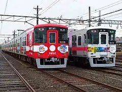 5008編成「山陽電車創立110周年記念号」(左)5010編成「Meet Colors! 台湾」号(右)