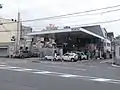 西本願寺前SSエムケイ石油。京都市内等景観条例がある地域のスタンドでは、画像のようにロゴマーク色が変更されている場合がある。なお、このスタンドは2018年に閉鎖済みである。