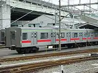 転用改造中の車両（左から、209系、205系）、右側：機器更新終了の車両（E231系）