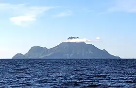北から見たサバ島。雲がかかっているのがシーナリー山。