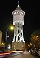 夜の給水塔