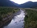 扇状地扇頂部の蛇尾川(蟇沼大橋付近)と大佐飛山地の山々。