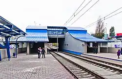 跨線橋が存在するセルジュ・リファール駅（Сержа Лифаря）