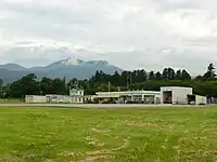 佐渡空港の施設を滑走路側から望む。（2008年撮影）