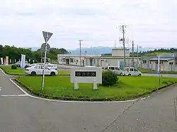 空港前の広場。左端が県道282号線の終端部。（2008年）