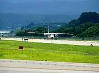 滑走路に着陸した旭伸航空のブリテン・ノーマン アイランダー（2008年撮影）