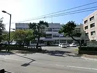 旧両津支所(左)と現庁舎(右)