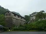 高任貯坑舎（左）、高任粗砕場（右）