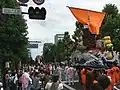 中央大通りを練り歩く佐賀城下栄の国まつりの神輿（2017年）