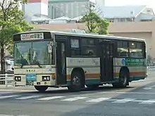 767都営バスからの中古車。側面方向幕が都営時代のまま前扉の後ろについているのが特徴である。現在は廃車となった。