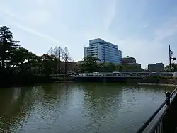 城堀越しに見る佐賀県庁