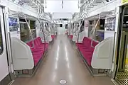 更新車の車内全景(ロングシート車)