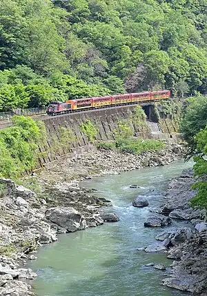 保津峡渓谷を走行する嵯峨野観光鉄道のトロッコ列車