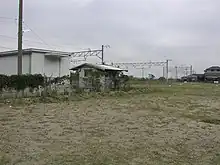 日鉱幸崎駅跡付近この空地そのものは日鉱幸崎駅と直接の関係はないが、その名残であった幸崎駅の貨物施設のあった場所である。廃線跡は1990年代後半まで新興住宅地に取り込まれつつも草木に隠れて築堤が存在していたが、現在は完全に宅地化され消滅している。