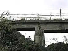 今でも現役の元鉄橋軽便鉄道の単線が通っていた鉄橋という性質上、幅は狭く、歩行者と自転車の往来がやっとである。長年海風に晒されたことによって傷みが激しくなり、至る所で補修または架け替えられている。