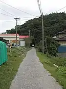 大志生木隧道日鉱大志生木駅を出るとトンネルがある。併走している国道197号は山を削った切り通しになっており歩道は車道と白線で区切られただけである。このトンネルは危険な国道を避けるための人道として今も壁面の補修や蛍光灯の整備が行われ、地元の人に利用されている。