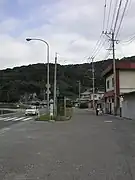 日鉱小志生木駅跡付近トンネルがやや海に向かっているが、当時の海岸線は現在よりも山寄りで、駅も旧道沿いにあった。道路整備の前までは国鉄バス停留所の前に日鉱幸崎駅跡と同様のプラットホームが存在していたが、消滅してしまった。写真の緑地帯は駅跡を潰した後に設置されたものであり、当時の様子を窺い知ることはできない。