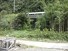 小志生木隧道跡日鉱小志生木駅からそのまま海岸線を進み、国道の下を潜ってトンネルに入って行く。1980年代まではトンネルの入口に簡単な障害物が置かれているのみであったが、中に当時使用されていた鉄道資材などが置かれているという噂が立ち、侵入する者が現れたため、コンクリートブロックで完全に塞がれてしまった。