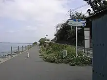 日鉱辛幸駅跡付近日鉱辛幸駅跡付近からはサイクリングロードとして整備されている。壁沿いに草木に覆われたコンクリートの帯が伸びているが、これは廃線跡の全線に渡って埋設されている工業用水道の水道管である。