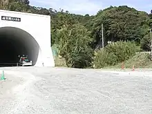 古宮隧道国道197号の古宮隧道下に佐賀関側の入口跡がある（写真中央）。廃線後しばらくは生活道路の終点ということで放置され草木に覆われていたが、皮肉なことにバイパス道路建設により手前部分の廃線跡が整地されることで容易に近付けるようになった。日鉱古宮駅は国道九四フェリー乗場入口付近にあったが、完全に消滅している。日鉱金山駅は佐賀関病院（製錬所病院→佐賀関町立病院→現在は移転）の前にあったが、これも痕跡を見出すことは難しい。