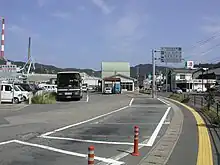 日鉱佐賀関駅海が埋め立てられ道路も整備されてしまったため、往時を想像することは難しいが、写真中央にコンクリートで舗装されている部分があり、これがかつての海岸線である。正面の大分バスが停車している所から写真左は海であった。線路は写真の撮影地点付近で分岐していた。旅客線は写真中央にある現在の佐賀関バスセンター（日鉱佐賀関駅→国鉄バス佐賀関駅→JRバス佐賀関駅→現在）へと至っていた。貨物線は右手の現在歩道となっている部分を通り、佐賀関駅の入口前を抜け、車庫（機関車格納庫→国鉄バス車庫→JRバス車庫→廃止）前を通って製錬所の敷地内へと至っていた。この付近からは道路と重なっており、路面電車の軌道のように敷設されていた。
