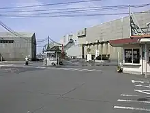 製錬所正門終点。写真中央右の時計がある辺りに施設があり、貨物線が引き込まれていた。（建物は写真の時計背後の建物に付属するような形で存在していた）廃線後も、道路には白いコンクリートの帯が旅客駅前から直線状に延び、現在守衛の詰所となっている辺りから急カーブを描いて建物の中へと通じていた。ここも道路拡張の際に完全に消滅してしまった。