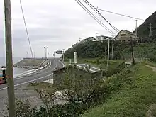 列車撮影適所跡幸崎を出て初めて海岸線に出る。現在はこの付近も遊歩道として整備が進み、各所で舗装が始まっている。