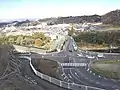 下川田町交差点。鷺石橋の下流側（右側）に道路橋の新鷺石橋が並行する。橋の手前を左右に通るのは国道17号、右が東京方面。