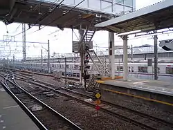 駅に隣接する東京メトロ鷺沼検車区（2008年4月）