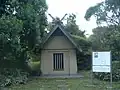 鷺沼古墳B号墳箱式石棺発掘された石棺(市の史跡)の上に建築された覆い屋である
