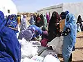 USAIDに供給された小麦粉を受け取る難民キャンプの母親や子供。