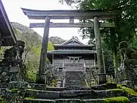 石段上部の鳥居と拝殿