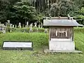 祠と説明板