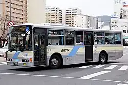 F690三菱ふそう・エアロスター ワンステップさせぼバス委託車両神奈川中央交通からの移籍※2023年現在は両側に広告ラッピングが施されている。