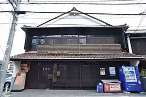 岡田家住宅主屋（2019年）。手前側が酒蔵通り。昭和初期の建築。国の登録有形文化財。