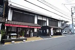 くぐり門。西側(右)が市観光協会、東側(左)が珈琲店。元々はこの奥に朝日座という芝居小屋がありこの建物は入り口であった。民間が所有しており老朽化していたところへ市観光協会へ寄贈、2011年改修工事が完成した。