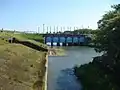 天王川との合流点。左に犀川溢流樋門があり長良川に接続。奥の水門（犀川制水樋門）から新犀川となる。