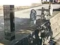 石碑と妖怪像
