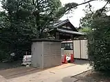 門より玄関を見る（2016年10月撮影）