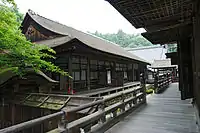 西教寺客殿（左、伝伏見城遺構）