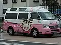 美笹循環専用車両「花の公園」埼京タクシー所属、日産・キャラバンマイクロ車投入以前までは主に下笹目発13:30 - 18:30台の便にて運用されたが、投入後以降は点検時のみに使用される予備車両となった。