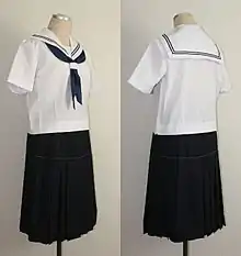 女子学生制服用のセーラー服の例