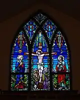 米国のカトリック教会に飾られているキリストの磔刑を描いたステンドグラス。