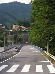 橋の南詰より望む。