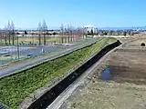 横堤の天端に残る旧治水橋の廃道。