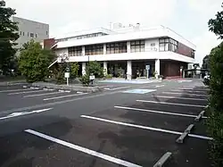 埼玉県立久喜図書館。左手奥は久喜市役所