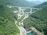 上流の滝沢ダム側から見た雷電廿六木橋。手前（画面下側）が廿六木大橋、奥（上側）が大滝大橋。下を流れるのは中津川